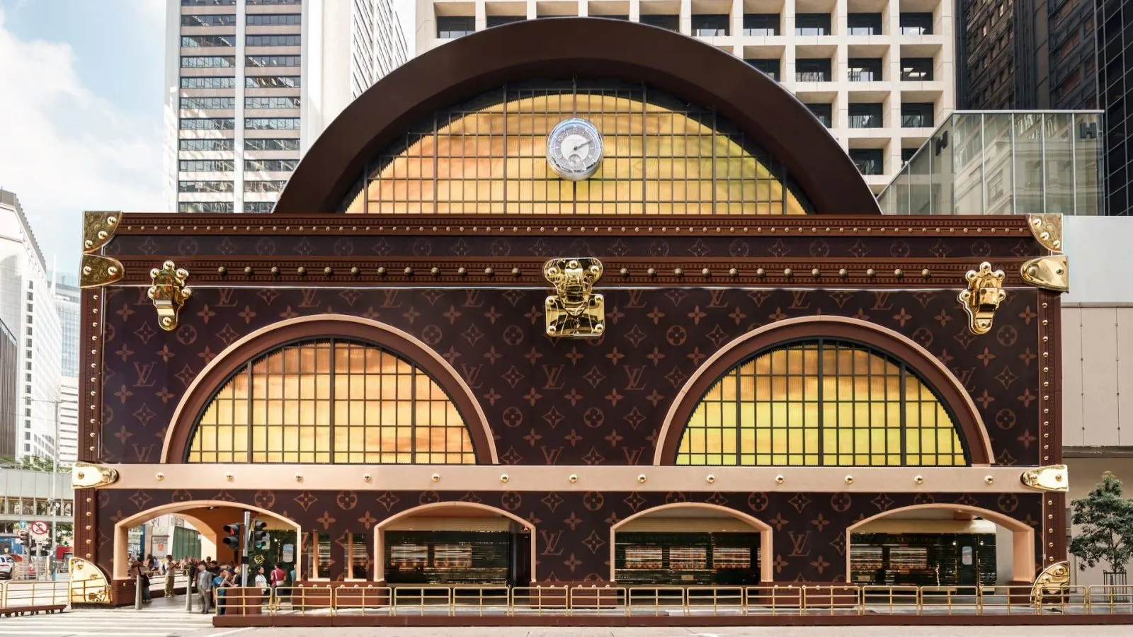 Louis Vuitton’un İkonik Sandığı Hong Kong’da Dev Bir İstasyona Dönüştü