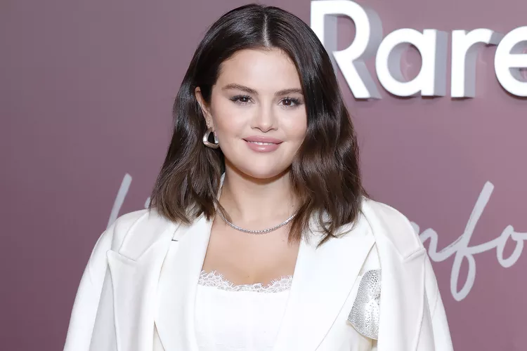 Selena Gomez, Los Angeles'taki Nadir Güzellik Etkinliğinde  Melek Gibi Görünüyor